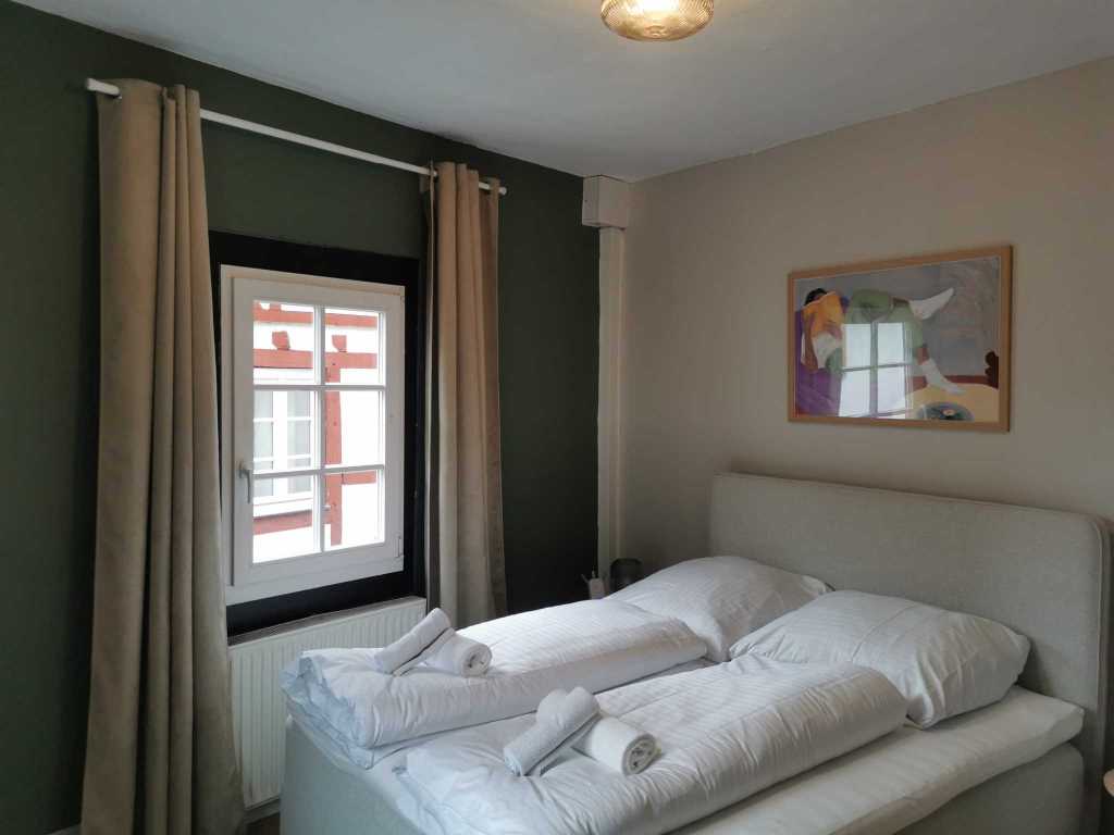 Doppelbett vor Schlafzimmerfenster - Urlaub an der Mosel in Ferienhaus Bremm, Am Storchenhaus 10, 56814 Bremm
