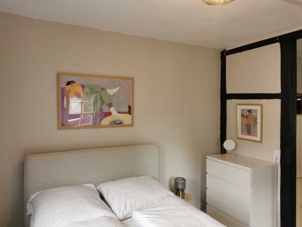Bild über Doppelbett - Moselurlaub in Ferienhaus Bremm, Am Storchenhaus 10, 56814 Bremm