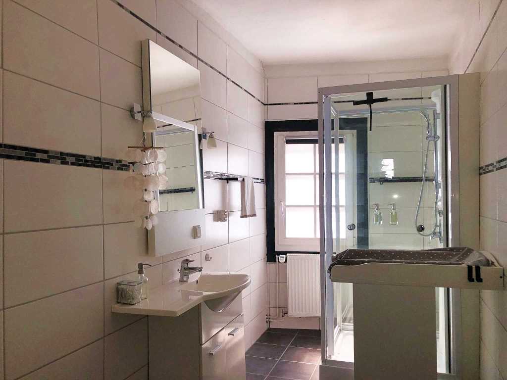 Bad mit Waschtisch - Urlaub an der Mosel in Ferienhaus Bremm, Am Storchenhaus 10, 56814 Bremm
