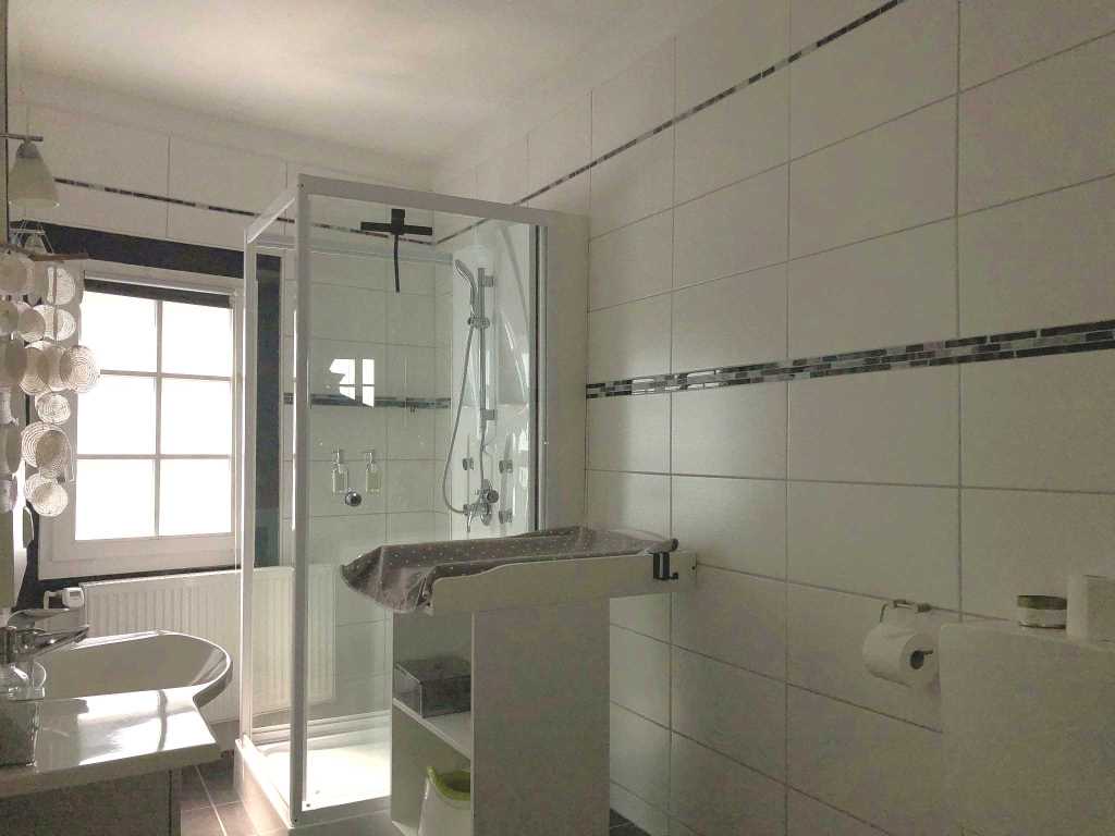 Bad mit Wickelkommode und Dusche - Moselurlaub in Ferienhaus Bremm, Am Storchenhaus 10, 56814 Bremm