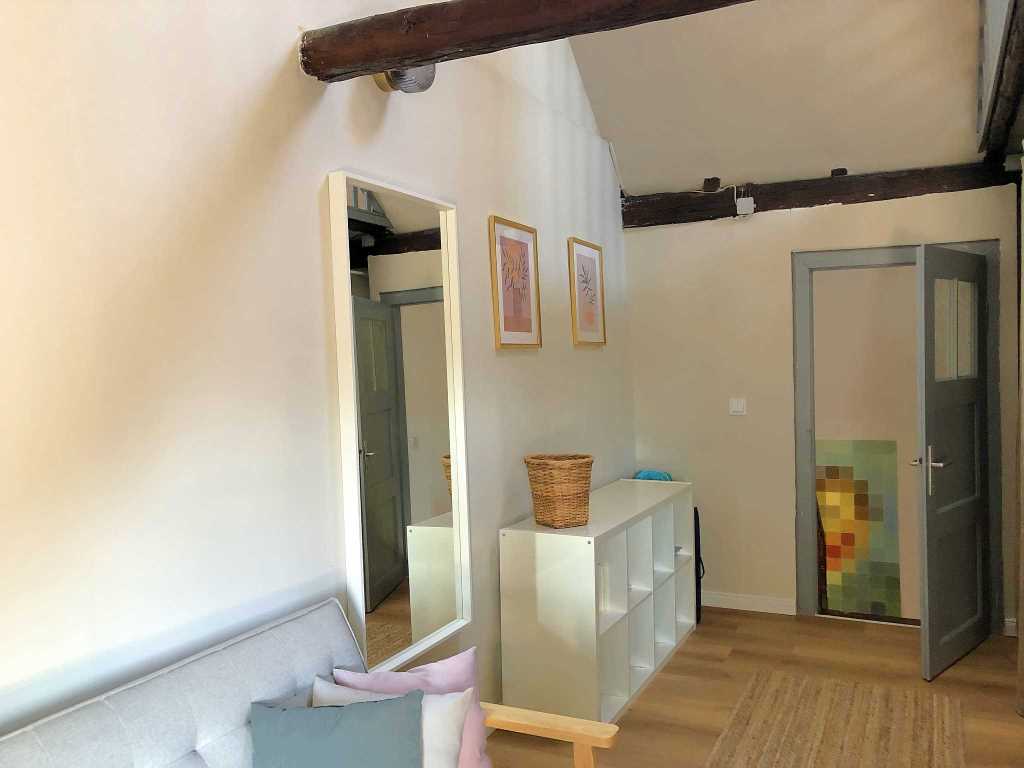 Wohnzimmer mit Kommode - Moselurlaub in Ferienhaus Bremm, Am Storchenhaus 10, 56814 Bremm