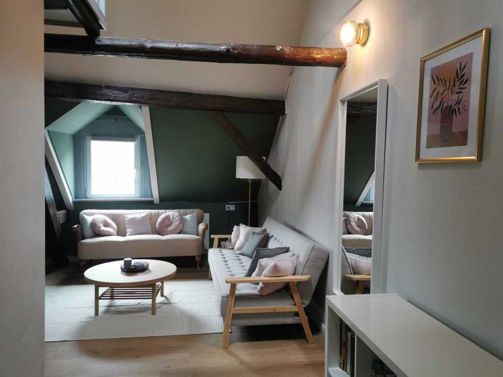 Sitzecke und Schlafcouch - Urlaub an der Mosel in Ferienhaus Bremm, Am Storchenhaus 10, 56814 Bremm