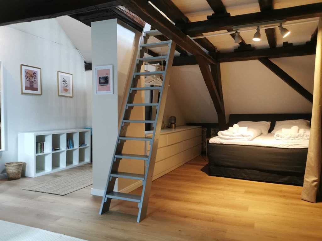 Stiege und separates Schlafzimmer mit Doppelbett - Moselurlaub in Ferienhaus Bremm, Am Storchenhaus 10, 56814 Bremm